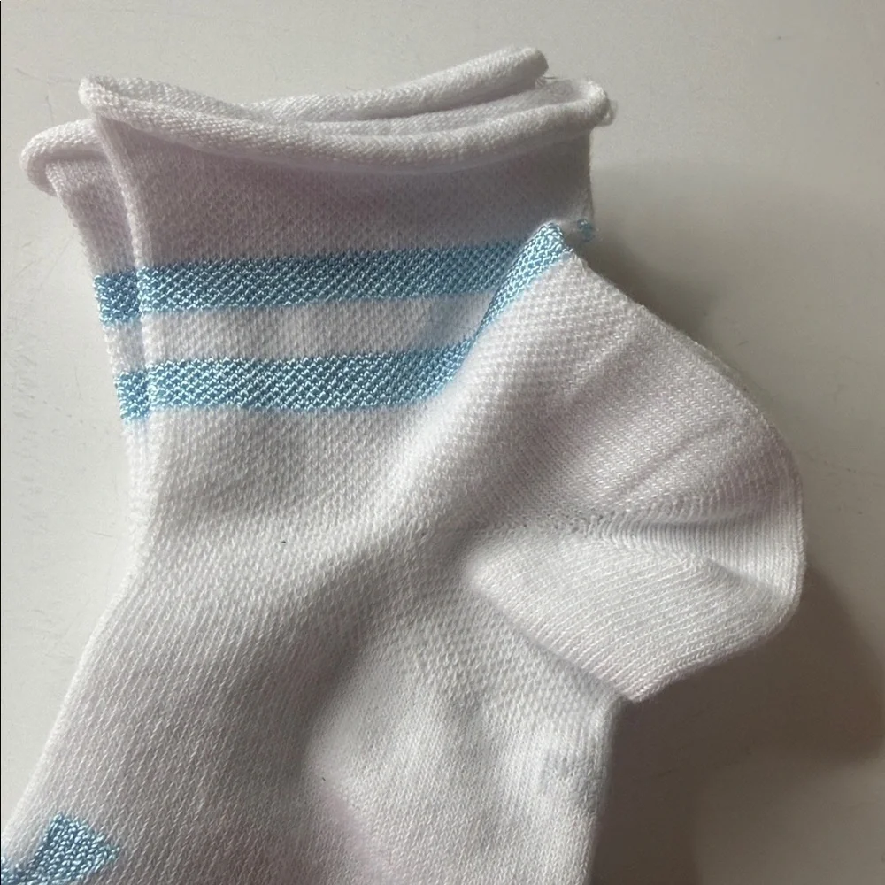 Under Armour UA Essential Lightweight Quarter Roll Socks. White Medium